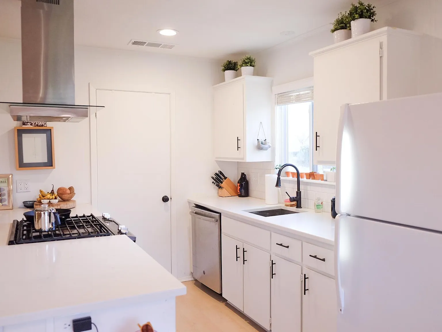 3 bed, 1.5 bath, 1026 sqft, $2,400 — Photo 4