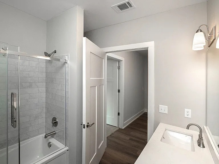Second Avenue Apartments — Photo 9