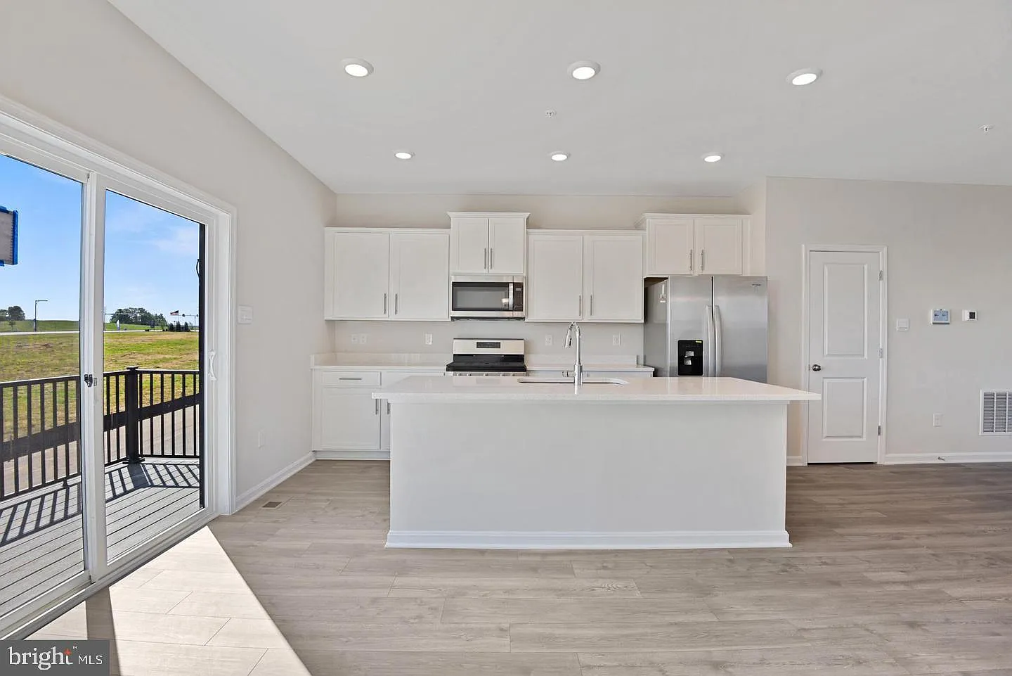 4 bed, 3.5 bath, 2048 sqft, $2,850 — Photo 4