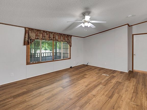 5th image of 652 Middle Windsor
