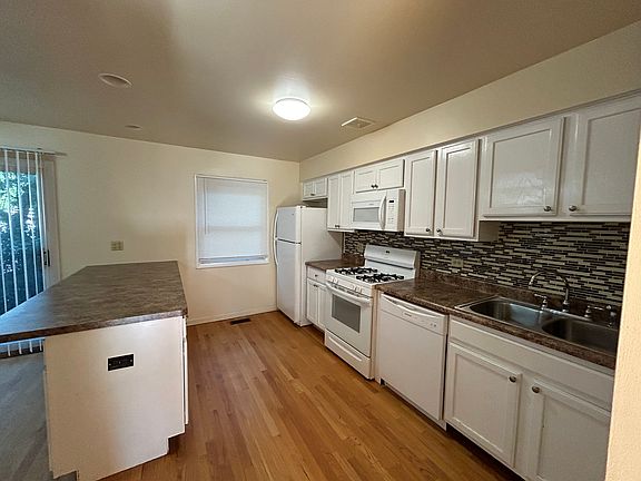 2nd image of 820 N Milwaukee Ave APT E