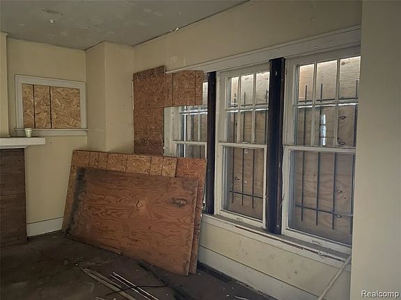4th image of 185 W Longwood Pl