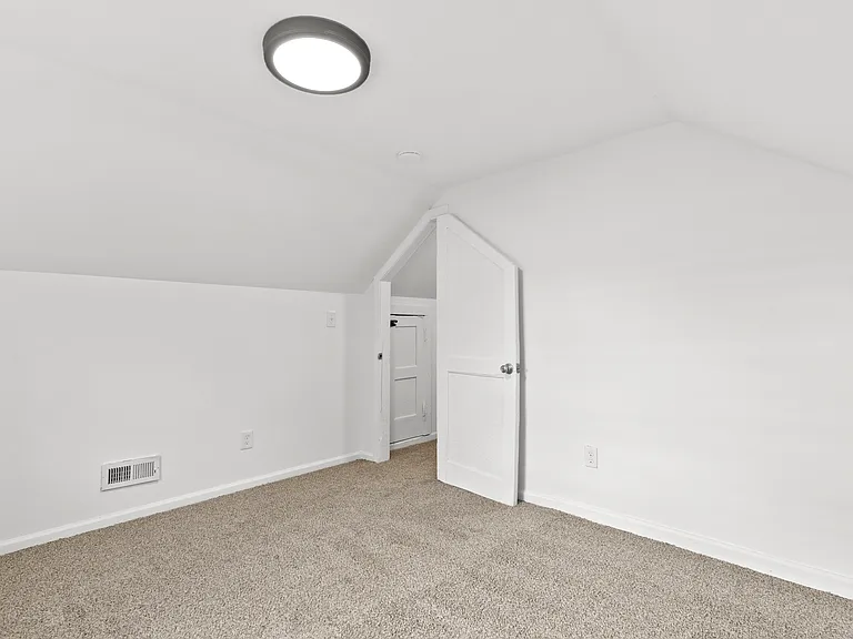 1006 Carlton Ave — Photo 3