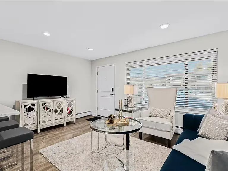 Royal Oak Place Apartments — Photo 9