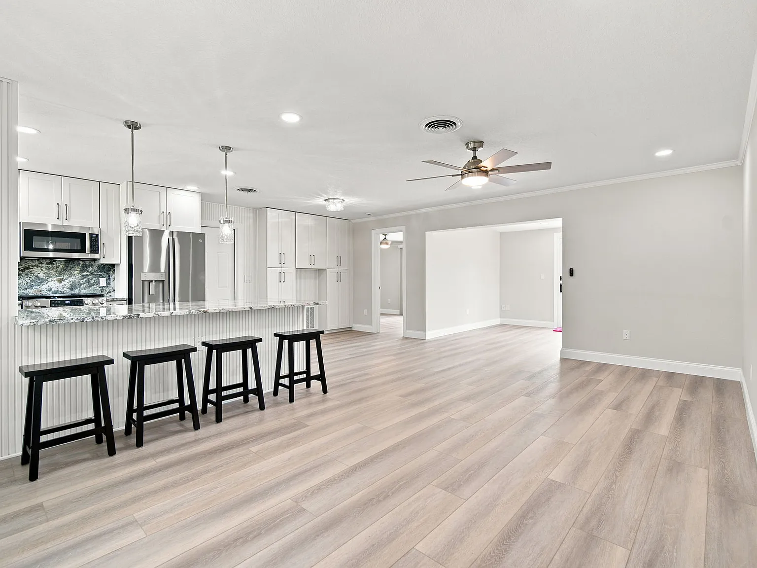 3 bed, 1360 sqft, $5,800 — Photo 4
