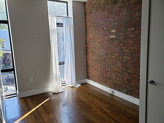 2nd image of 1220 Pacific St #3