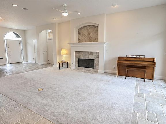 4th image of 1129 Club View Dr
