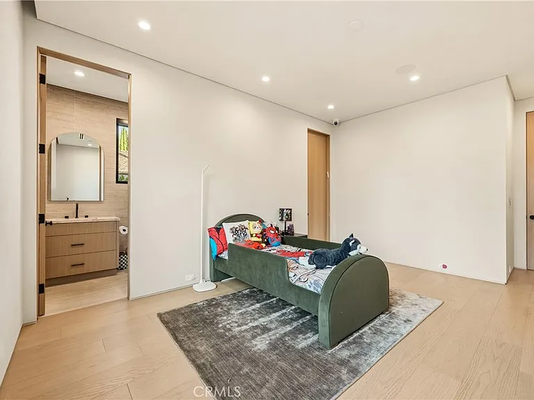 22924 Erwin St — Photo 39