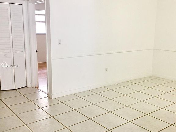 4th image of 950 Biarritz Dr APT 1