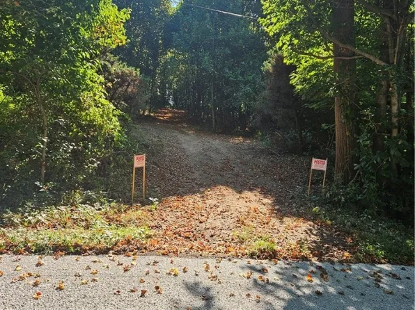 Neimans Ave SE, East Canton, OH 44730