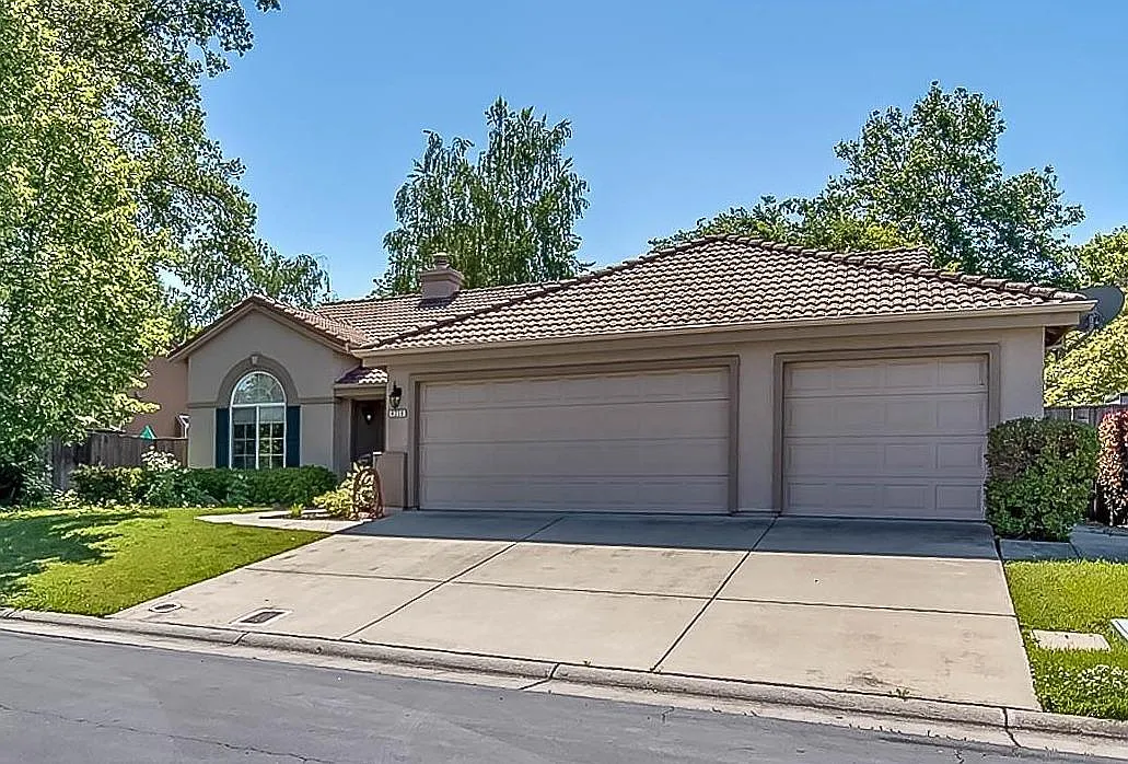 4238 Pinehurst Cir photo 1