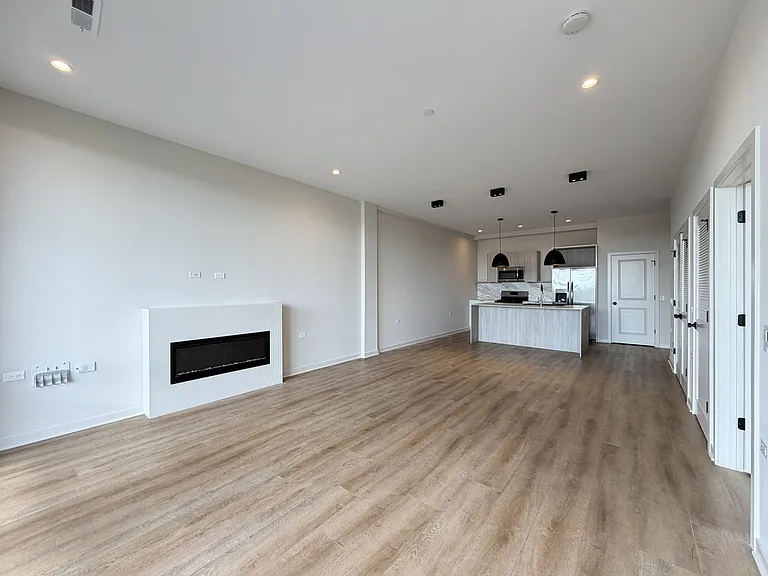 3207 N Narragansett Ave #703 — Photo 7