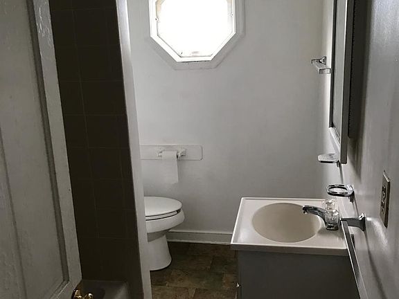 2nd image of 1012 W Clay St #05