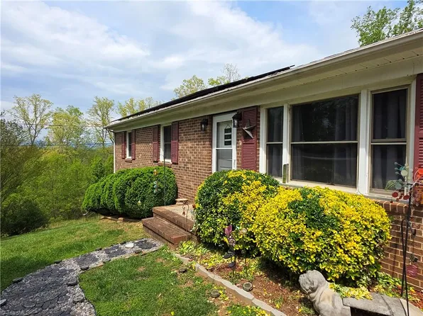 166 Town Ln, Mount Airy, NC 27030