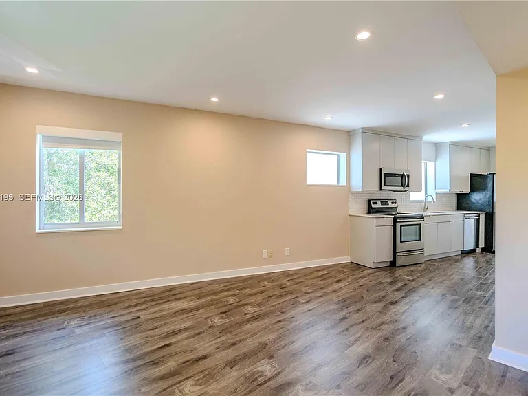 2400 NE 26th St #8 — Photo 8