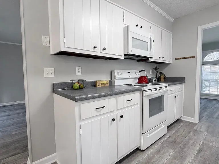 341 N Burbank Dr — Photo 6