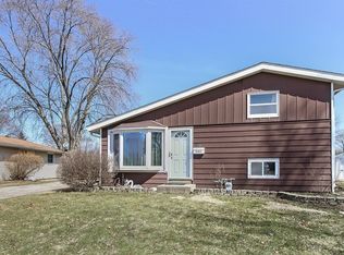 1530 Pawnee Rd, Carpentersville, IL 60110