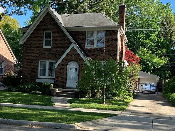 24 Fairwood Blvd, Pleasant Ridge, MI 48069