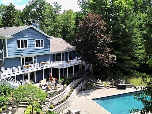 2nd image of 9 Pepperwood Ln