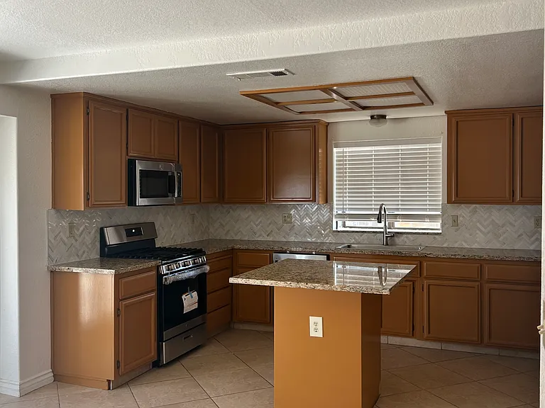 1691 Yorktown Ct — Photo 2