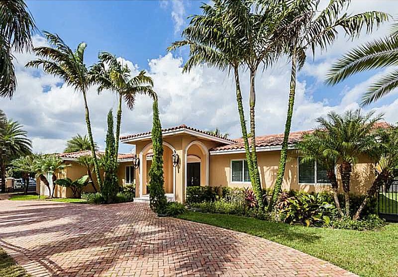 Quiet and Gated Pinecrest