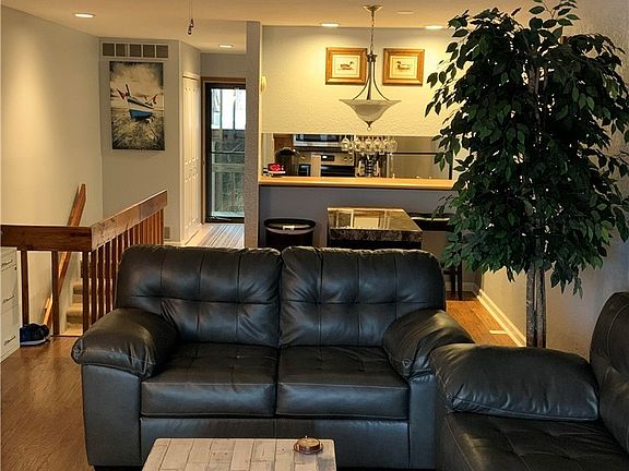 3rd image of 78 Jonathan Dr #1H