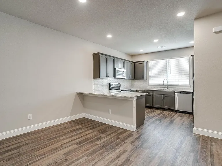 Stone Lake Townhomes — Photo 10