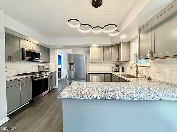 4th image of 10 Ashwood Dr