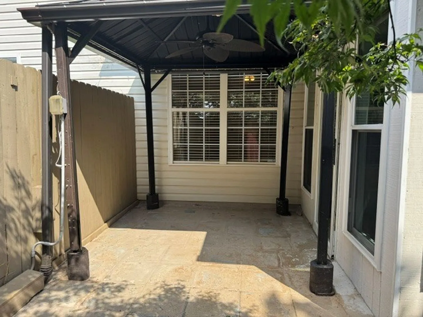 freshly paint 3 bed 2 bath townhome — Photo 3