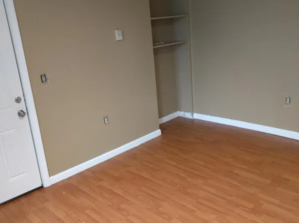 3 Chelsea St APT 1, Worcester, MA 01610