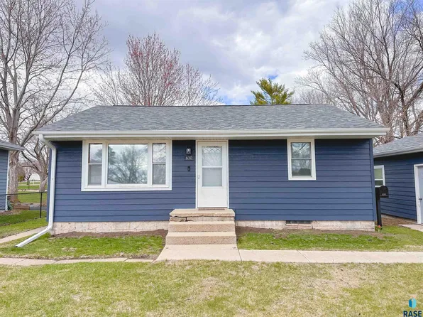 610 NE 6th St, Madison, SD 57042