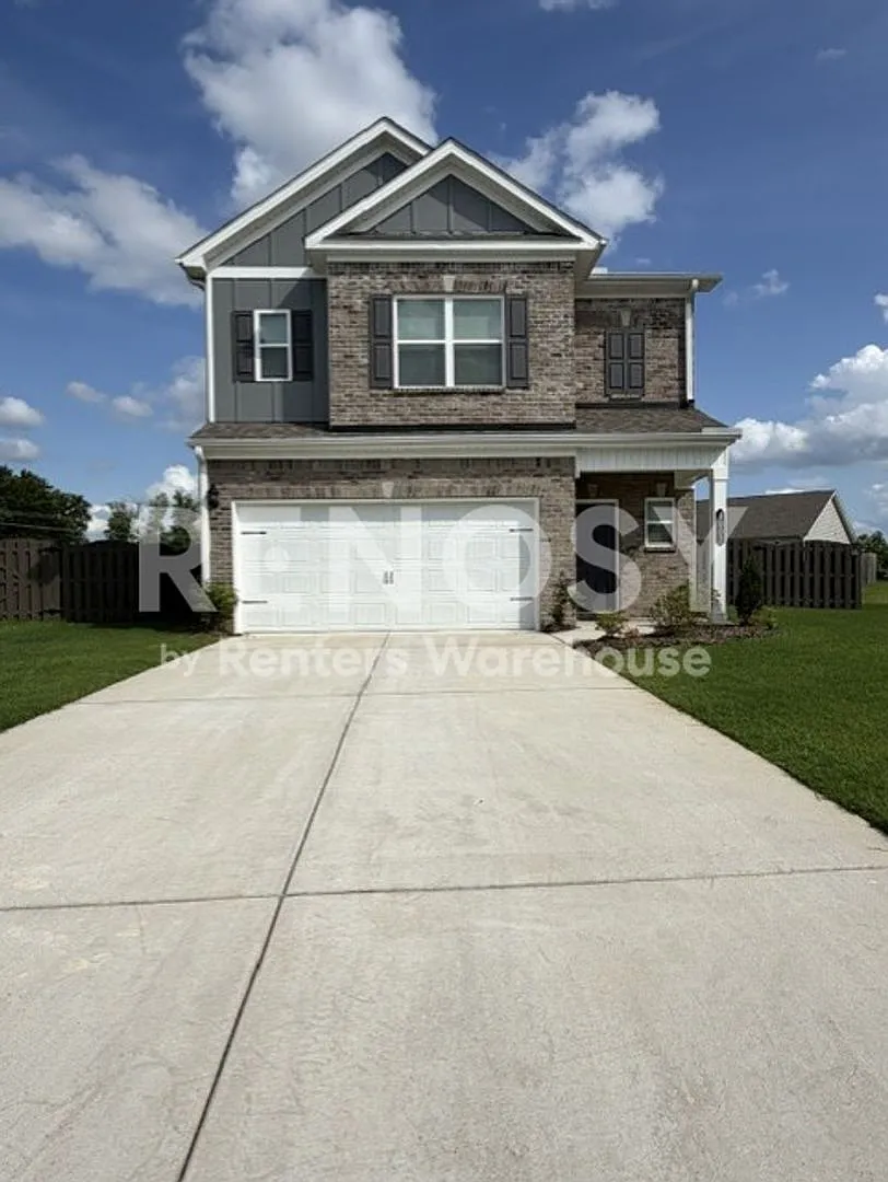 The fully furnished 3 Bedroom 3 bath home is just what you need! — Photo 1