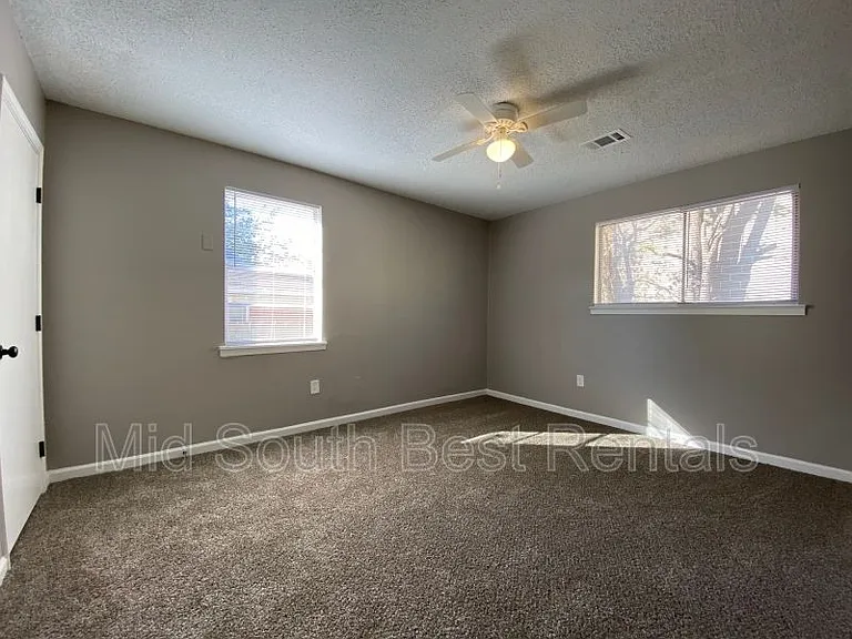 2120 Bennett Ave — Photo 6