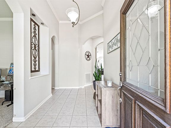 5th image of 301 Redwood Dr