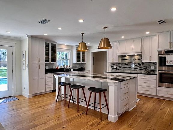 2nd image of 2625 Malin Dr