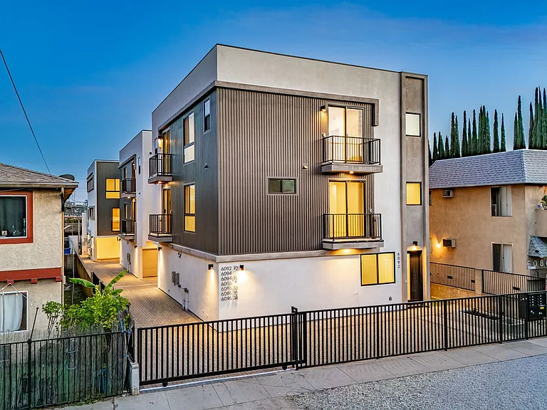 Rare Brand New Luxury Townhomes in Trendy Highland Park — Photo 32