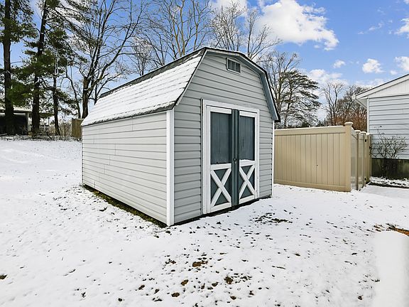 3rd image of 751 Hawthorne Rd