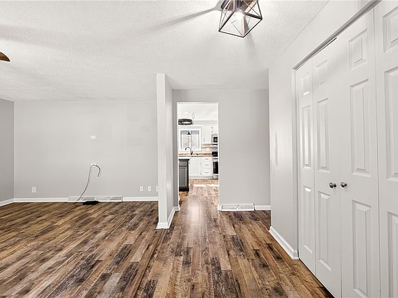 3rd image of 21 Horatio Ln