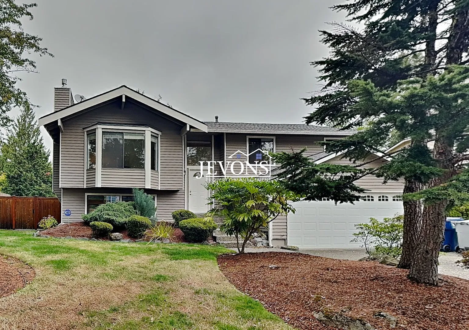 Discover Your New Home in Renton - Lawn care is provided and paid for by the owner. — Photo 1