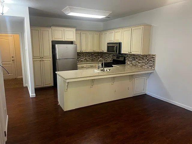 3 bed, 2.5 bath, 1845 sqft, $2,195 — Photo 3