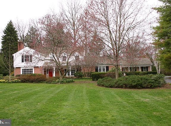 2nd image of 1428 Center Rd
