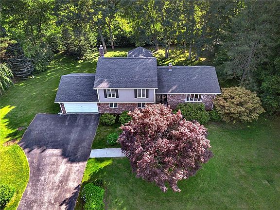3rd image of 27 Rosewood Dr
