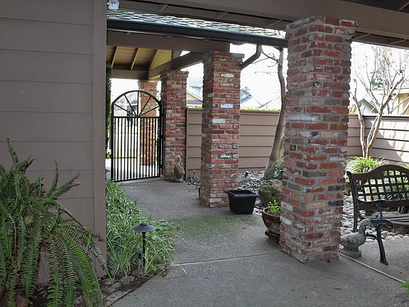 3rd image of 1915 Lakeshore Dr