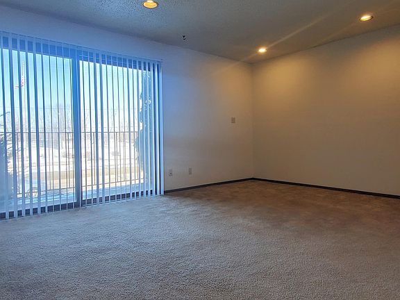 3rd image of 941 Emmons St #6