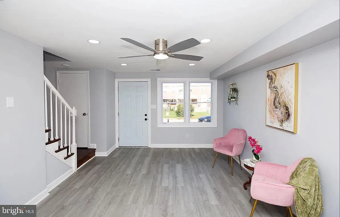 3 bed, 1024 sqft, $2,200 — Photo 2
