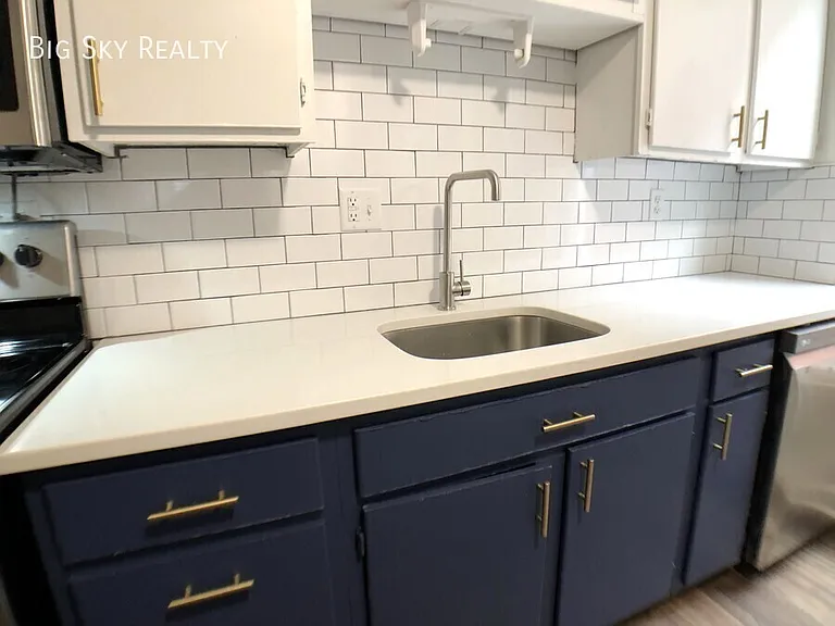 881 Oak St — Photo 2