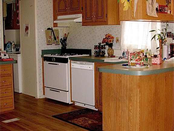 LARGE KITCHEN