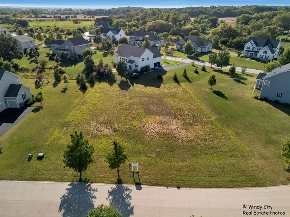 6505 Savanna Ln, Crystal Lake, IL 60014
