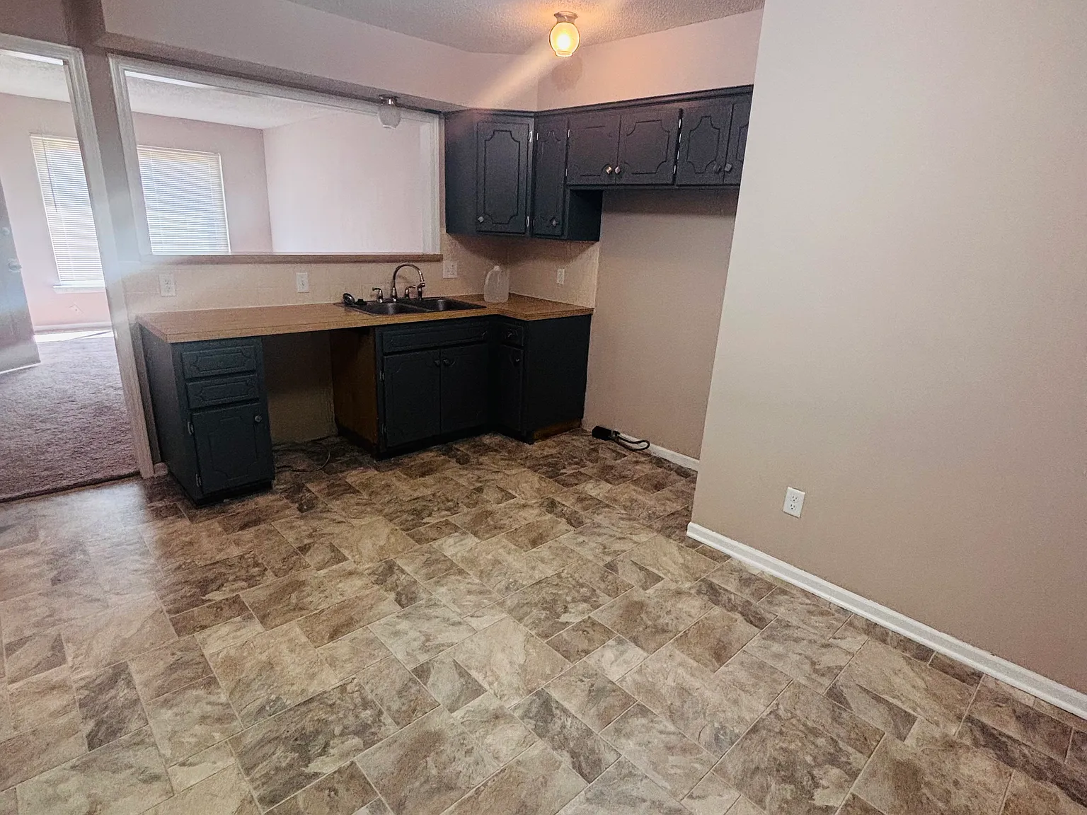910 S Edgebrook Ln — Photo 2