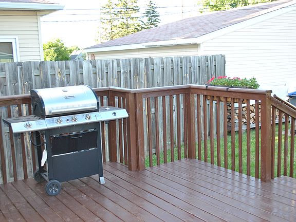 Deck with grill bump out
